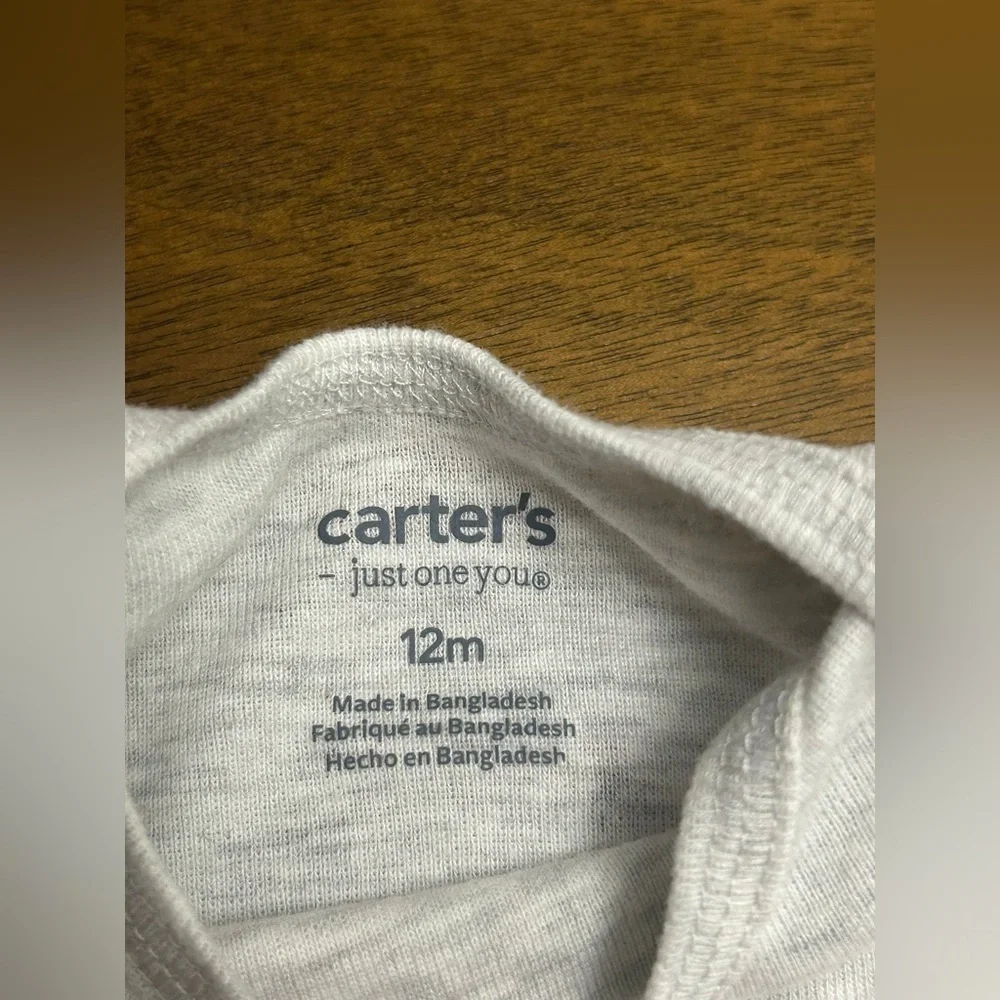 Long Sleeve Baby Bodysuit 12 Months. Carters (0255)‎